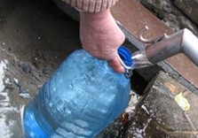 набирают воду в баклагу