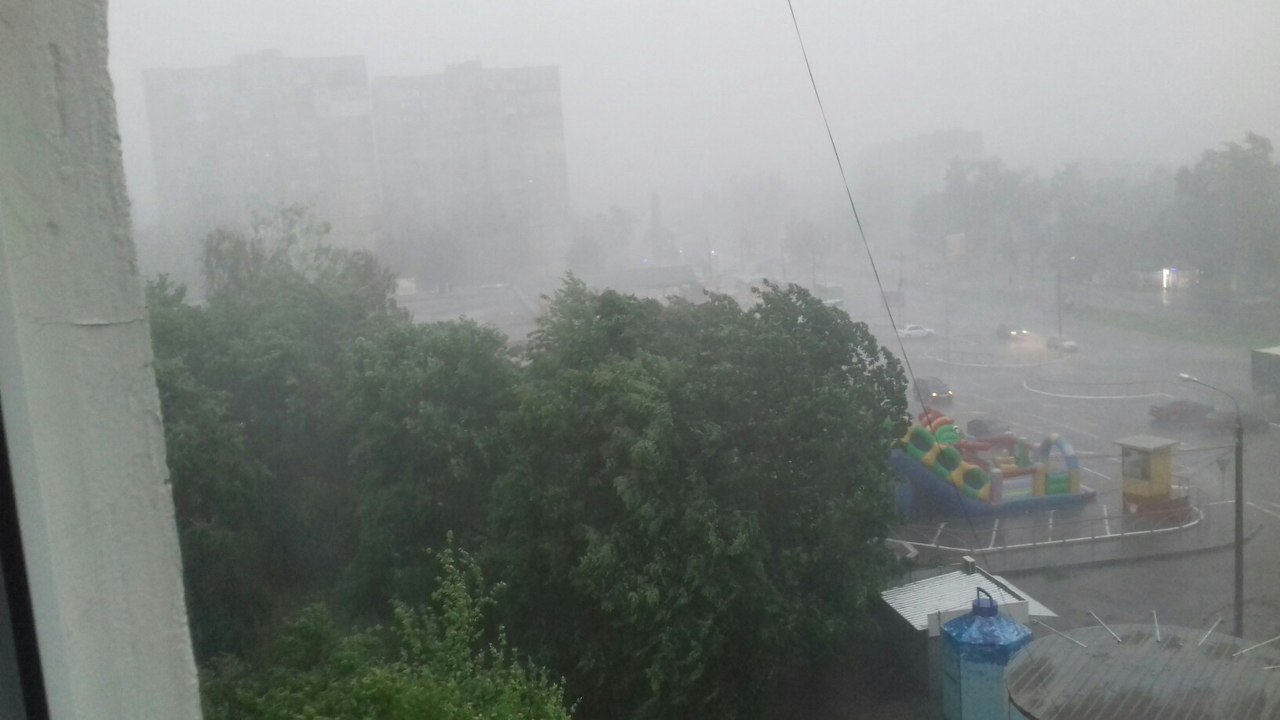 Плывущие и разбитые машины, поваленные деревья: по Харькову пронесся ураган (фото, видео) фото