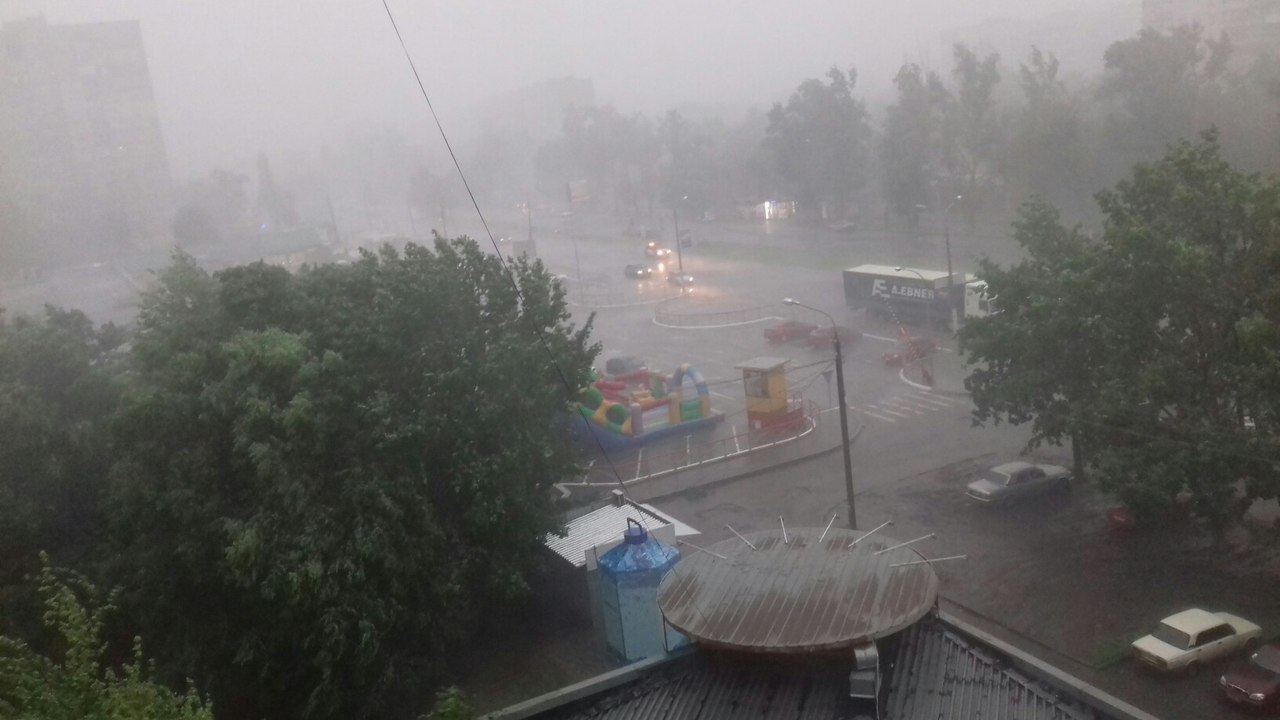 Плывущие и разбитые машины, поваленные деревья: по Харькову пронесся ураган (фото, видео) фото 1
