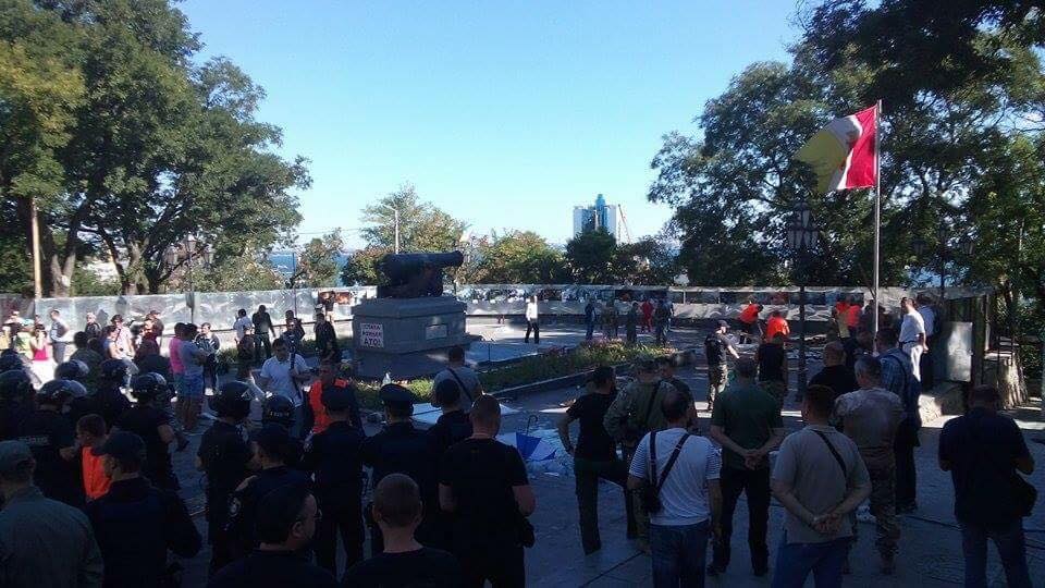 В Одессе произошла потасовка противников мэра и активистов Майдана