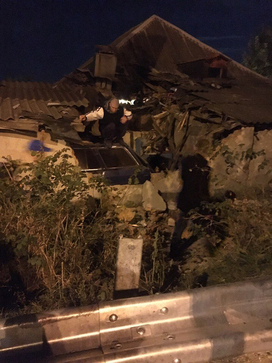 В Харькове на крышу дома "прилетел" грузовик (фото, видео) фото 9