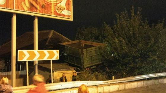 В Харькове на крышу дома "прилетел" грузовик (фото, видео) фото 5