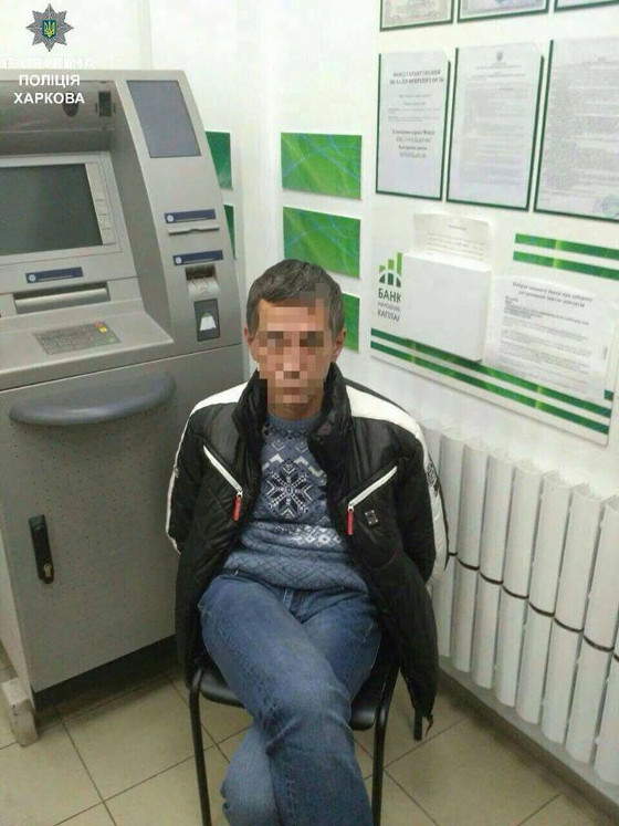 Неудачная попытка ограбить банк в Харькове: кассир отказался отдавать деньги (ФОТО)