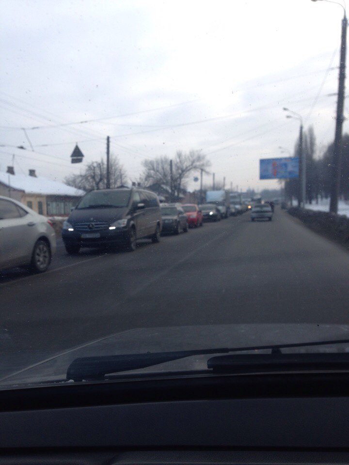 Есть пострадавшие: в центре Харькова "Газель" протаранила автомобиль полиции фото 1