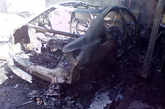 Тушил пожар руками: в Харькове дотла сгорел BMW фото