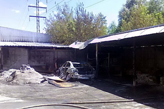 Тушил пожар руками: в Харькове дотла сгорел BMW фото 1
