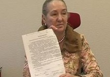 Татьяна Поздеева демонстрирует разрешительные документы