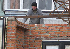 Сносить незаконную постройку начали с демонтажа крыши
