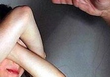 ребенок закрывает лицо