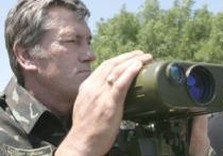 ющенко с биноклем