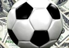 футбольный мяч и деньги