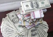 пачки долларов сложены пирамидкой