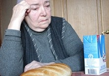 бабушка сидит за столом
