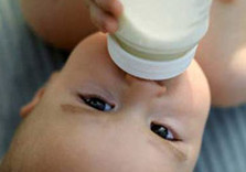 ребенок пьет молоко