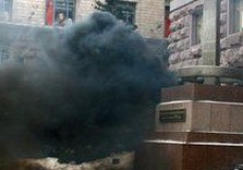 киевскую мэрии забросали дымовыми шашками
