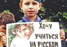 ребенок с плакатом