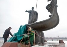 обрушился памятник основателям киева