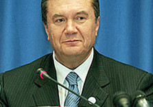 янукович перед микрофоном