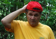 аваков в красной бейсболке