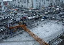кран на дороге