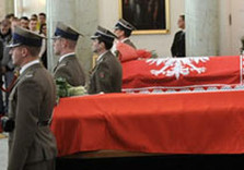 гробы с телами леха и марии качиньских в президентском дворце в варшаве