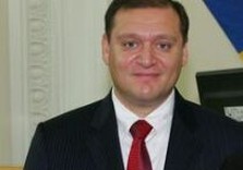 добкин улыбается