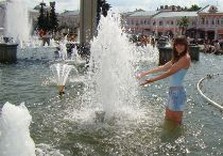 купается в фонтане