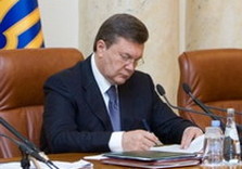 янукович подписывает документ