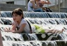 купаются в фонтане