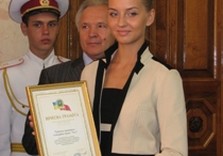 девушка с грамотой
