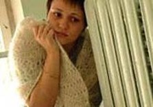 женщина около батареи