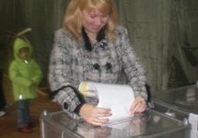 девушка голосует на выборах