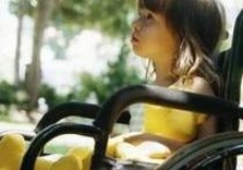 ребенок в инвалидной коляске