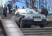 такси на пешеходной лестнице