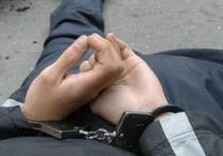 человек в наручниках