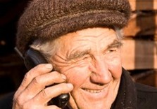 пожилой мужчина с телефоном