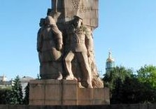 памятник на площади конституции