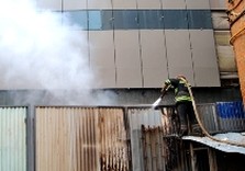 пожарный с шлангом