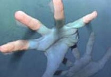 рука в воде