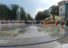 Дети купались в фонтане