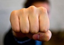 кулак удар