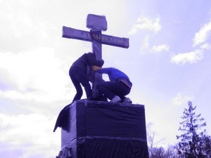 крест на площади руднева
