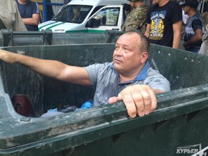 Алексей Косьмин подвергся "мусорной люстрации"