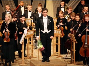 Музыканты симфонического оркестра «Виртуозы Слобожанщины» обратились за помощью к главе государства