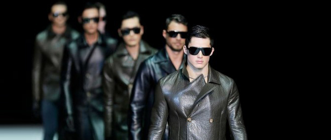 В новой коллекции Armani дизайнер представил классические вещи, развивающие идеи модного дома, но для их изготовления использовал новые мате