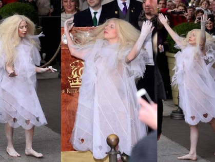 Lady Gaga снова в образе. На этот раз – молящегося призрака. Наверное, просит себе нового ногтевого мастера