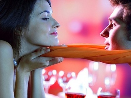 Обаяние - это смесь естественности и кокетства. Дозируй правильно и получай то,что тебе нужно.