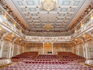 Это технический состав: инженеры, монтажники, электрики, а также уборщики