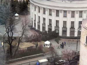 А в центре Киева сильный ветер сорвал с дома часть металлической кровли